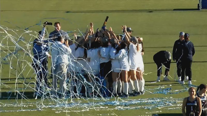 Middlebury field hockey celebrates its sixth consecutive national title